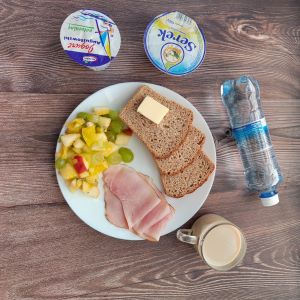 Dieta z ograniczeniem łatwoprzyswajalnych węglowodanów  Chleb Graham Masło extra Sałatka owocowa Szynka krucha z pieca wieprzowa, parzona Jogurt naturalny Woda mineralna Serek homo naturalny